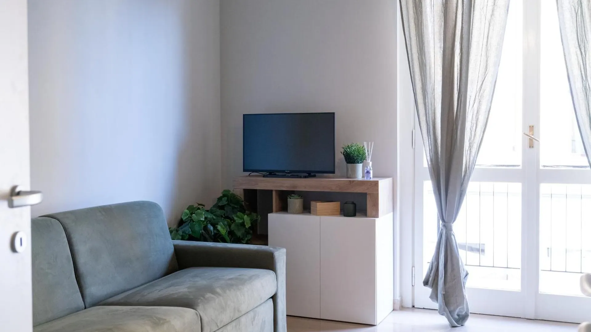 Lp Apartments - Navigli Milan 0*,  Italy